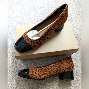 Clarks Marilyn Sara Pump Dark Tan Leopard Suede Size 9W